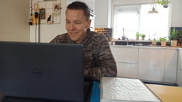 Jona Baan werkend achter zijn laptop